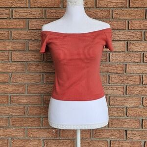 ARIZONA Jean Co. Ribbed off-shoulder crop top Size M